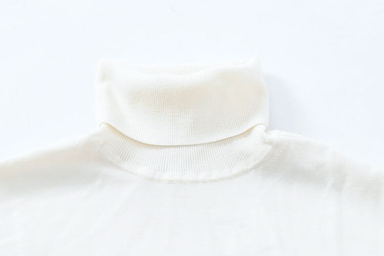 タートルネック白セーター