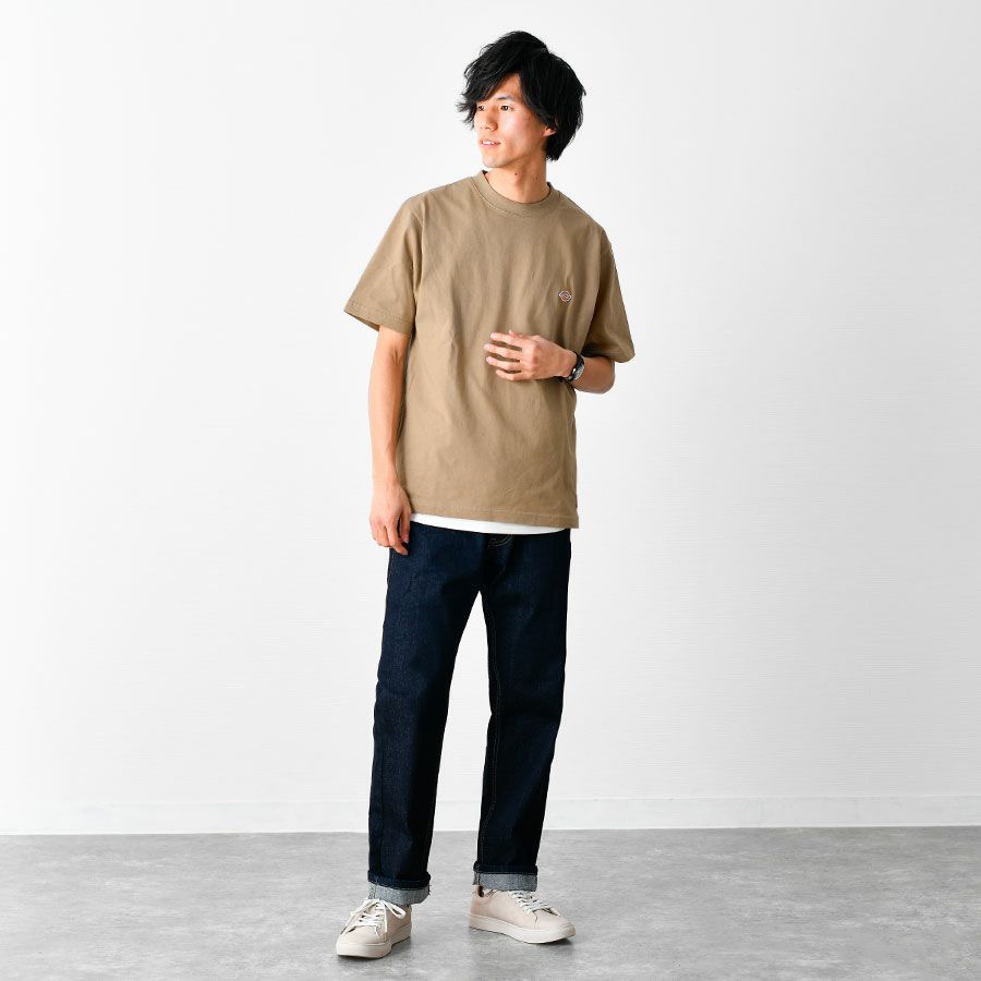 Tシャツとデニムのシンプルな着こなしは「ベージュ」を取り入れるのが