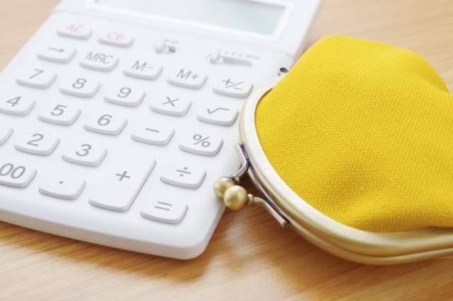 黄色の財布と白い電卓